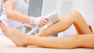 Sesión de depilación láser en las piernas realizada por una profesional en cabina