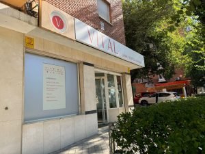 Fachada del centro Vital Láser y Estética Avanzada en el barrio de Moratalaz, Madrid