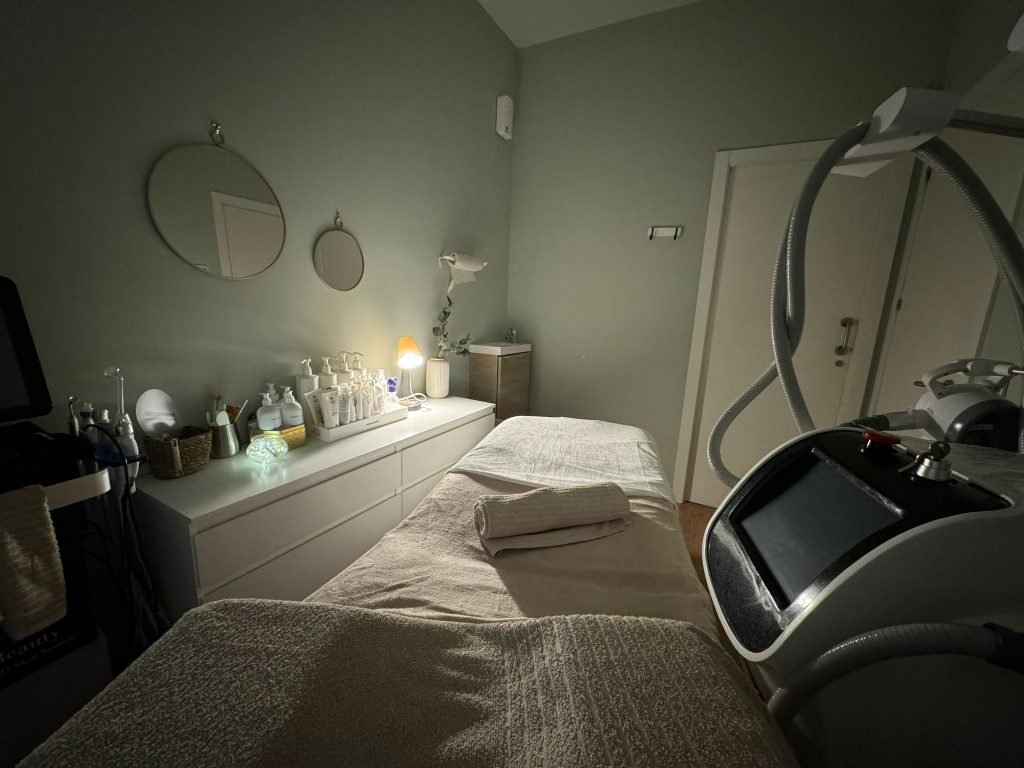 Equipo de depilación láser instalado en una cabina del centro Vital en Moratalaz