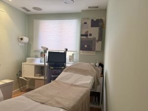 Cabina de depilación láser del centro Vital en Moratalaz con el equipo láser preparado